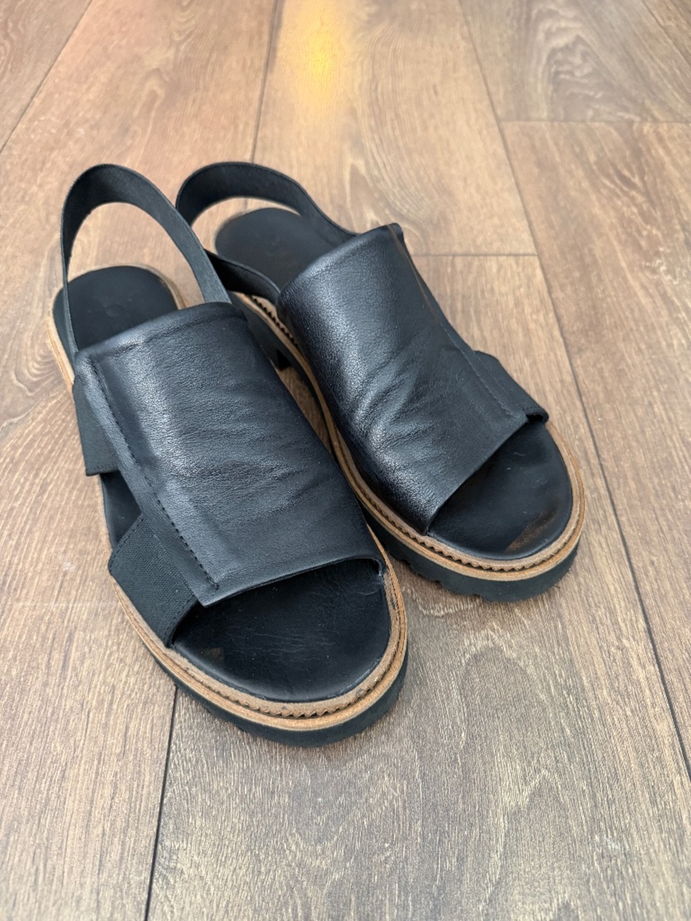 EU 39 - Bueno (Black Sandals)